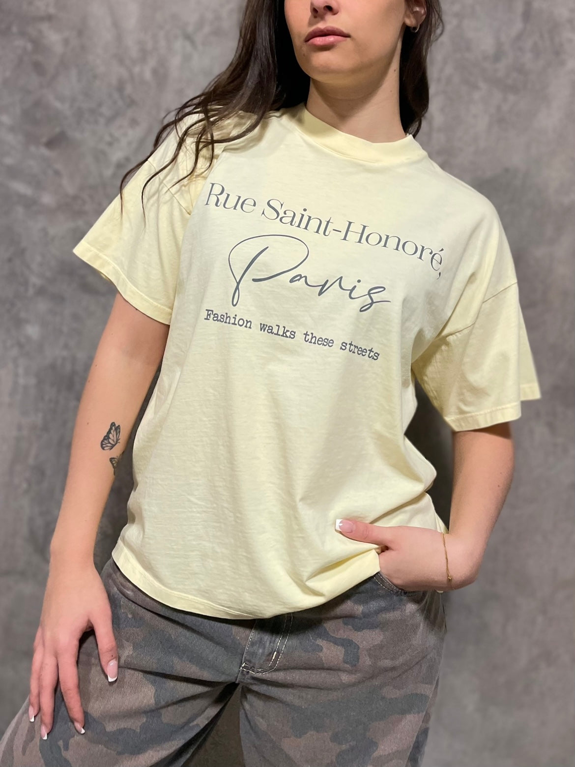 T-shirt Over Giallo Pastello